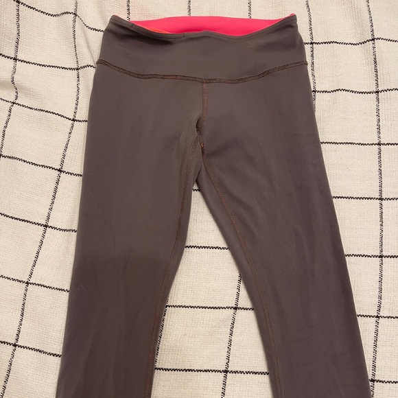 Lululemon reversible wunder under crop size 6 - Picture 2 of 11
